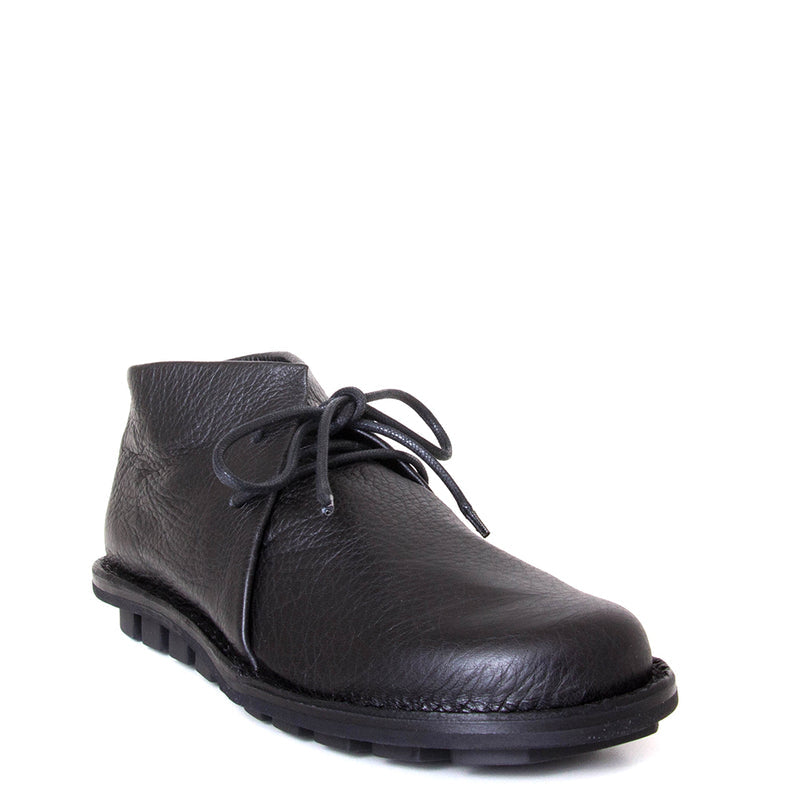 Trippen Again. Men's laced shoes in Black leather upper, flexible rubber sole, anatomical footbed for comfort. Made in Germany. Front view.