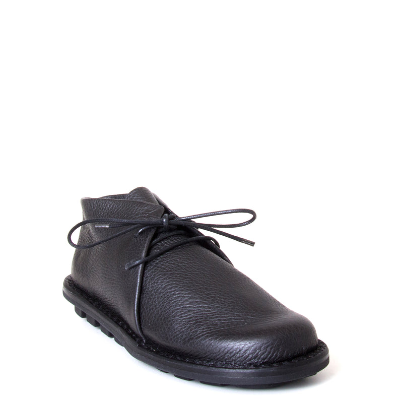 Trippen Again. Women's laced shoes in Black leather upper, flexible rubber sole, anatomical footbed for comfort. Made in Germany. Front view.