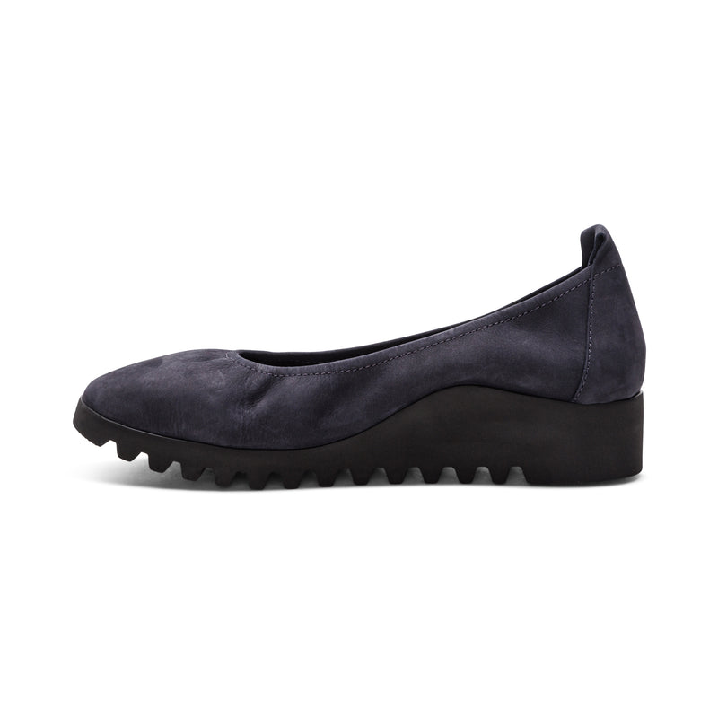 Brianna Slip On #color_navy