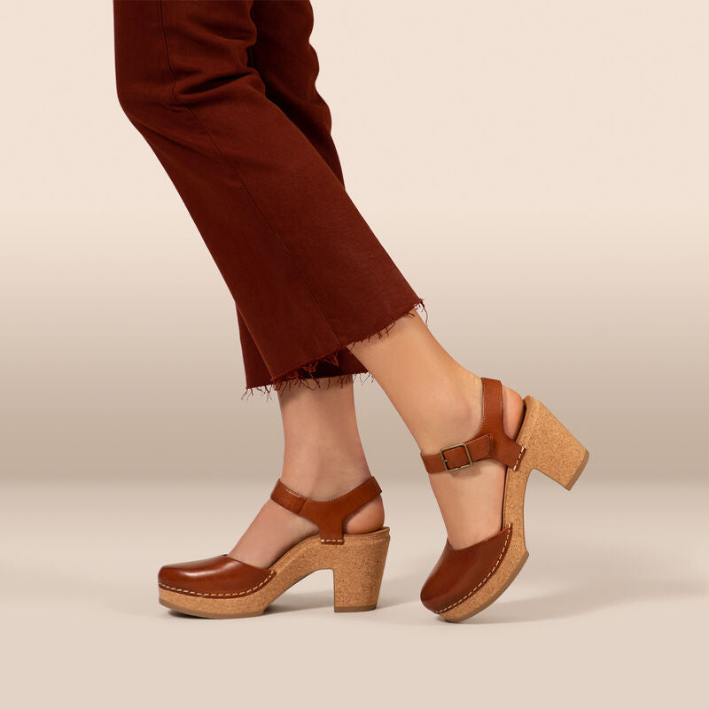 Finley Closed Toe Heel #color_cognac