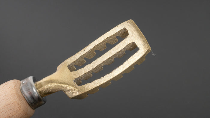 Hitohira Brass Fish Scaler Medium | HITOHIRA